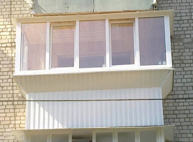 Остекление балкона с выносом по подоконнику
