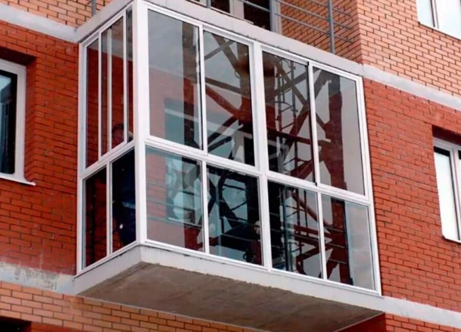 Французские окна на балконах в квартире новостройке