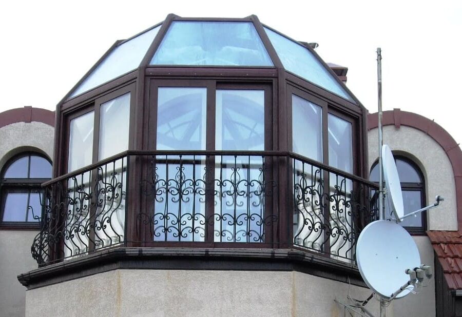 Французские окна на балконах в коттедже
